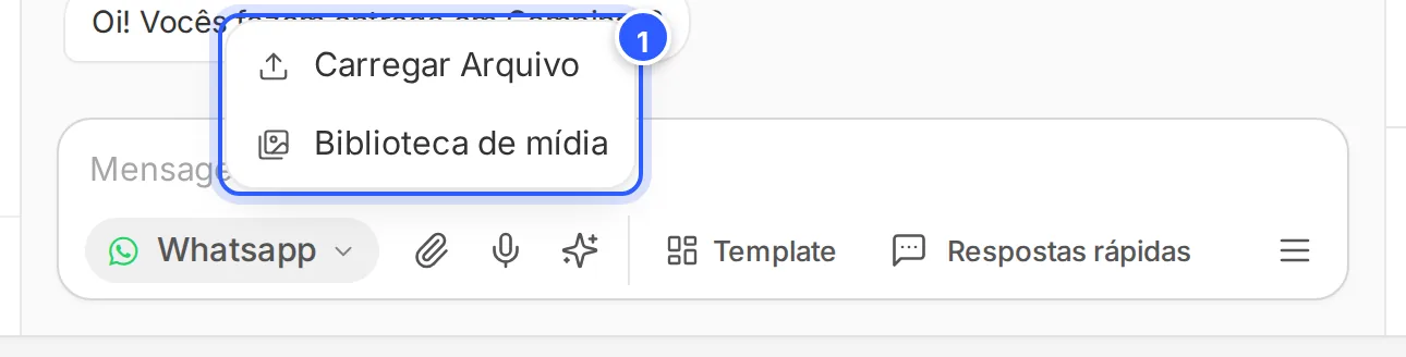Menu do clipe no campo de mensagem: Carregar Arquivo e Biblioteca de mídia.
