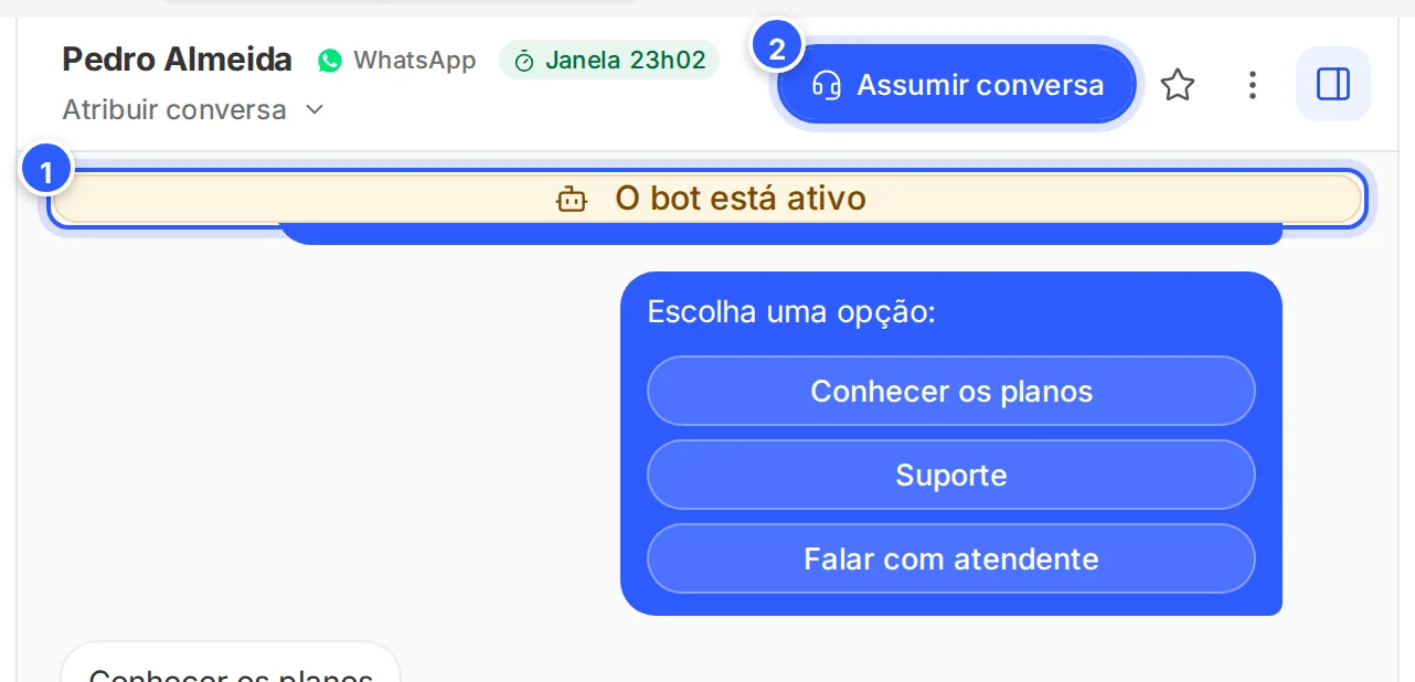 Conversa com o robô: a faixa amarela O bot está ativo no topo e o botão Assumir conversa no cabeçalho.