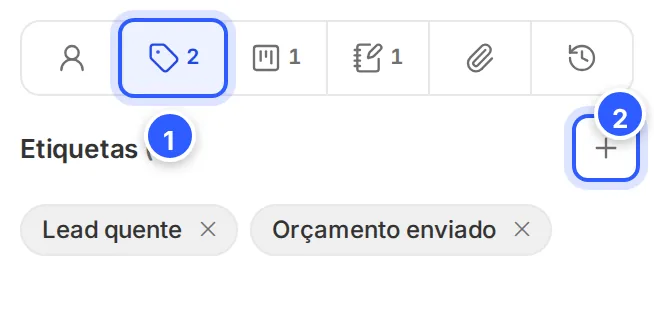 Seção Etiquetas do painel do contato, com as etiquetas Lead quente e Orçamento enviado e o + para adicionar.
