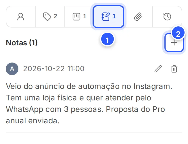 Seção Notas do painel do contato, com uma nota da equipe e o + para escrever outra.