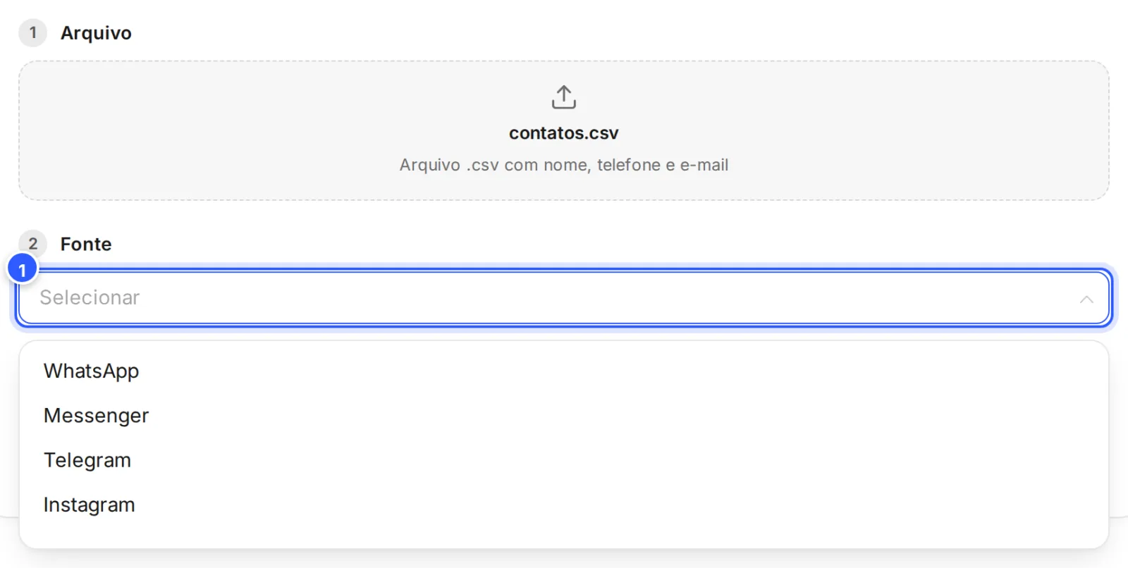Arquivo contatos.csv escolhido e a lista Fonte aberta, com WhatsApp, Messenger, Telegram e Instagram.