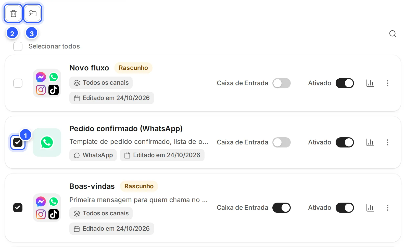 Lista de fluxos com dois cartões marcados e, acima deles, os botões de excluir e mover para pasta.