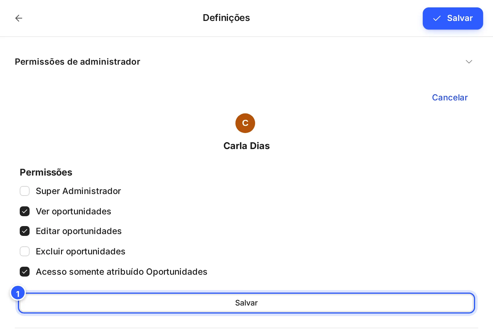 A edição das permissões da atendente Carla Dias: Super Administrador, Ver, Editar e Excluir oportunidades e Acesso somente atribuído, com o botão Salvar do formulário.